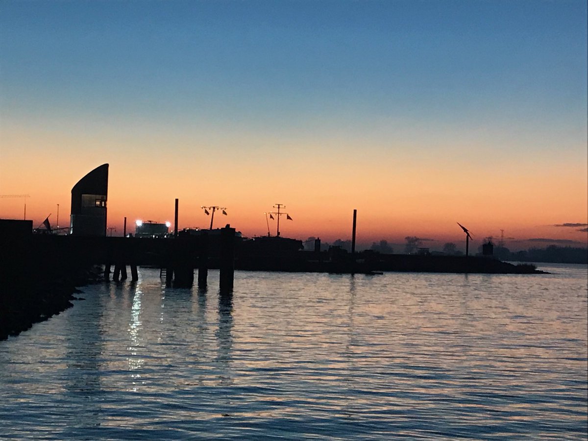 hanviskie's tweet photo. #SailingHome de eerste schepen meren al af in haven #Werkendam om #Kerst te vieren ⁦@WMI_Werkendam⁩ ⁦@LGoedel⁩ ⁦@schuttevaer⁩ ⁦@KBN_tweets⁩ https://t.co/PqwB7613PE