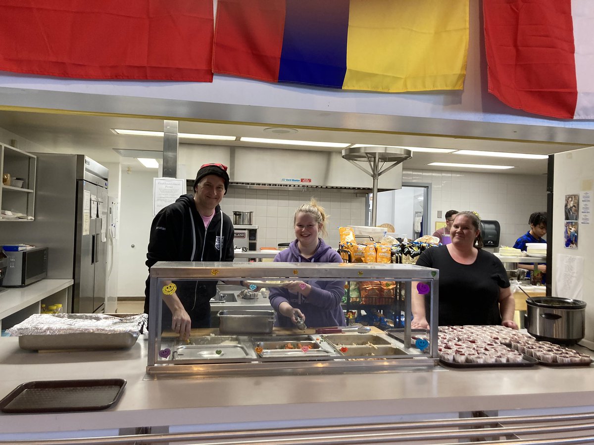 ssrsbngrhs's tweet image. Our Saints enjoyed a delicious holiday meal today! Thank you to the amazing team Of Food Service Workers and O2class who helped feed 325 hungry Saints. Sponsored by Eden Valley Poultry, Sam’s No Frills, and Freshmart!! @SSHealthySchool @SSRCE_NS @EdenValleyFarms @samrbates1