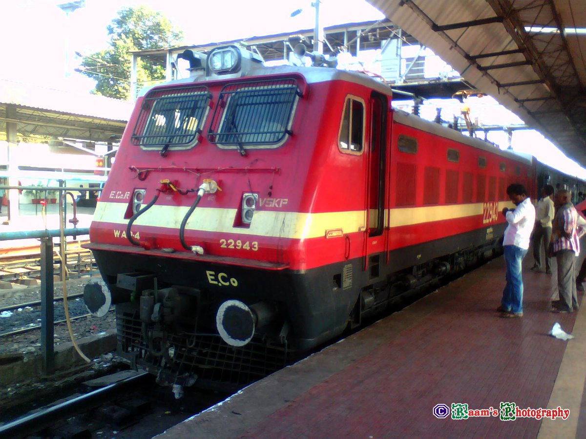 _Waltair2911's tweet photo. #Circa2012
Visakhapatnam's first WAP-4. 
In testing phase with Vizag Palasa Pass and in Pic, attached to Vizag Bhubaneswar ICE.
#Visakhapatnam https://t.co/WZ0kizGUkh