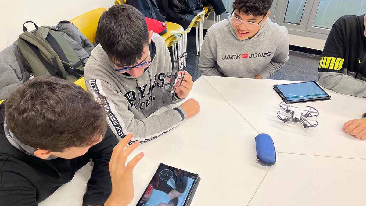 INSRoquetes's tweet photo. L’alumnat de 1r i 2n de Batxillerat que cursa Programació, Robòtica o Tecnologia Industrial ha fet el Taller “Vol i ús de drons d’interior”, organitzat pel @craiURV del @universitatURV . Una experiència molt enriquidora i experimental. Gràcies per l’oportunitat! https://t.co/rHpmOo7ll6