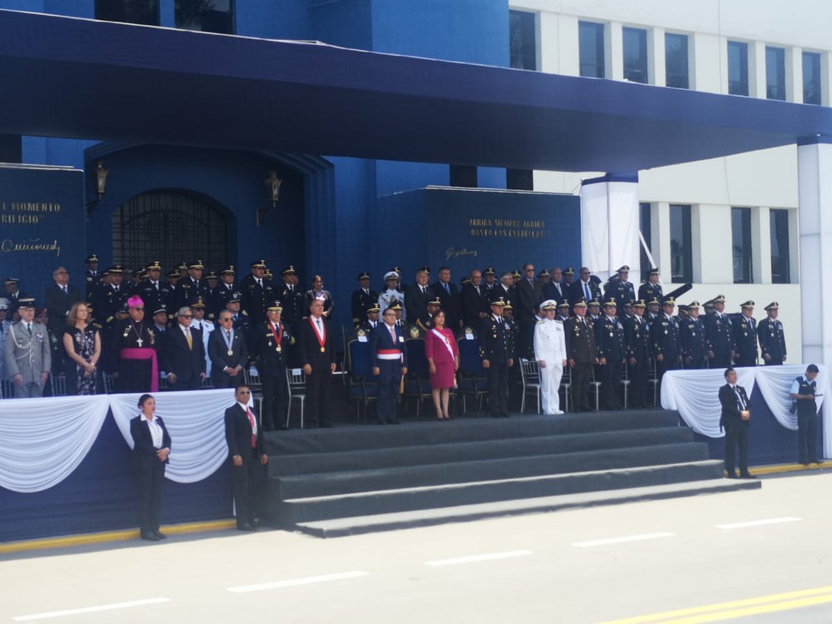 fapperu's tweet photo. #FAPahora I Con la presencia de la Presidenta de la República Dina Boluarte se realizó la graduación de 56 Cadetes de la Escuela de Oficiales FAP. La ceremonia se realizó en la Base Aérea Las Palmas, tras la tradicional entrega de espadas (1/2) https://t.co/J3PP92lqQd