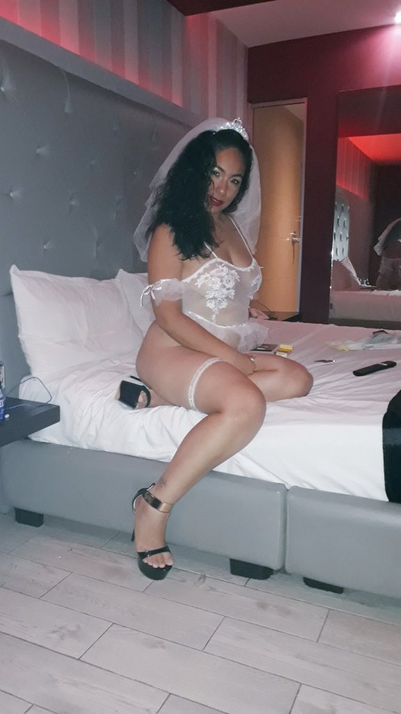 HotwifeSumiza's tweet photo. Con el de novia #RT si te gustaría ver más.💜 https://t.co/R93LxDddtf