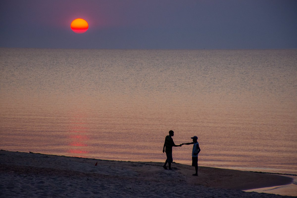 Greeting at sunrise at Lake Malawi. #quirky #offthebeatentrack #travellingdays #throughmylens #snappingtheworld #photooftheday #Malawi #travel #traveltribe #travelphotography #nikonphotography <a href="/ThePhotoHour/">#ThePhotoHour</a> <a href="/StormHour/">#StormHour</a>
