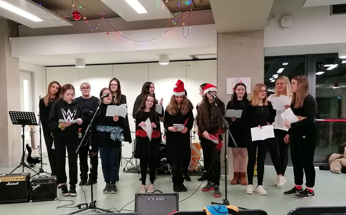 IENewparkSchool's tweet photo. Well done and thank you to all involved in the Carol Service last night. Pictured are members of the school choir at the final rehearsal beforehand! There was fabulous singing from the stage and from those congregated! 🎶🎄🦌🎅⛄
#itsbeginningtolook https://t.co/c3VghQOC9G
