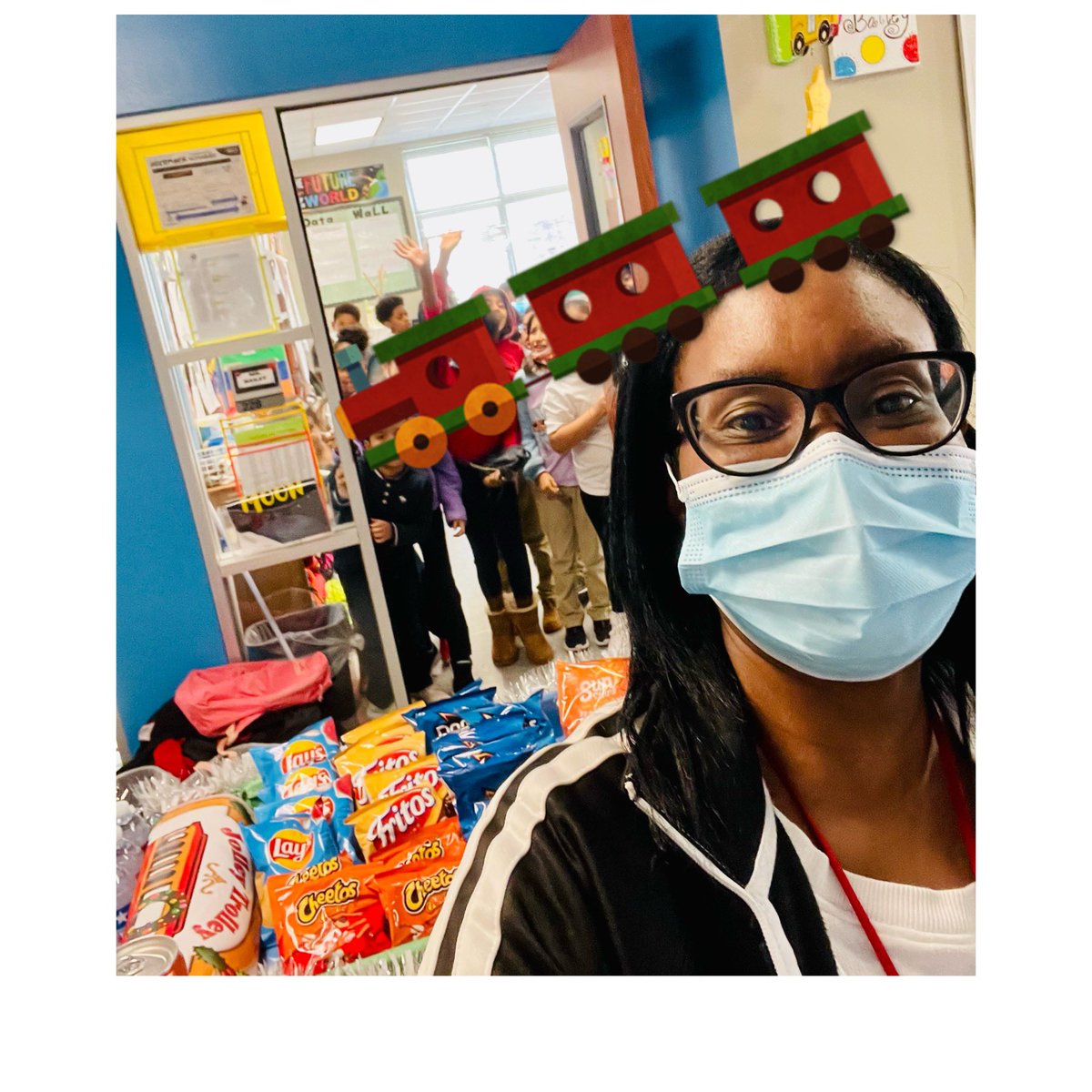 msbaileybaybee's tweet photo. Holly jolly choo choo train! Stopped by for a visit ! Thank you Almeda admin Team!!
@deandra_waters 
@Ian_Olmstead https://t.co/npCjXd6f8b