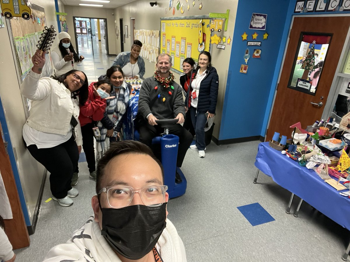 msbaileybaybee's tweet photo. Holly jolly choo choo train! Stopped by for a visit ! Thank you Almeda admin Team!!
@deandra_waters 
@Ian_Olmstead https://t.co/npCjXd6f8b