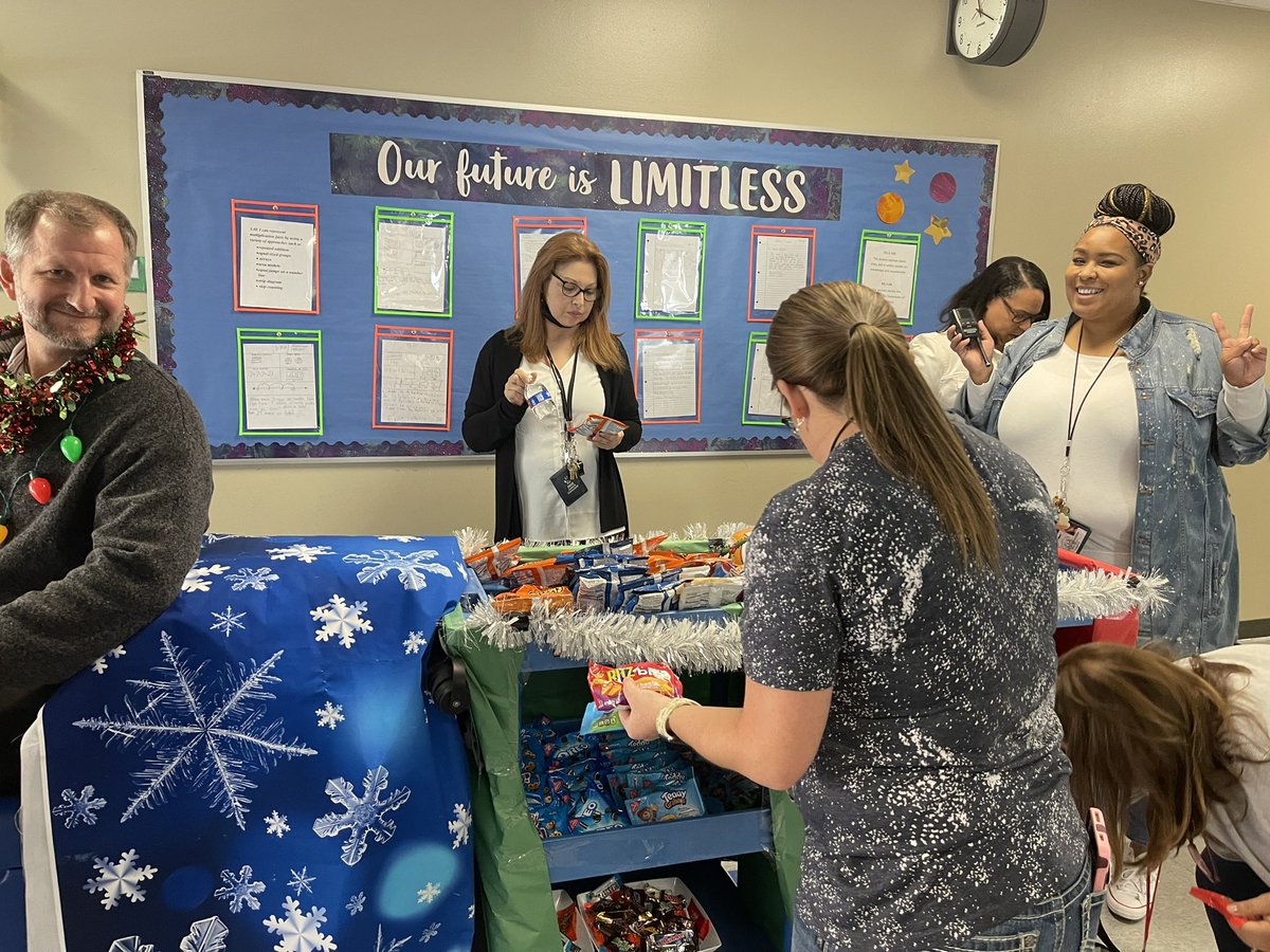 msbaileybaybee's tweet photo. Holly jolly choo choo train! Stopped by for a visit ! Thank you Almeda admin Team!!
@deandra_waters 
@Ian_Olmstead https://t.co/npCjXd6f8b