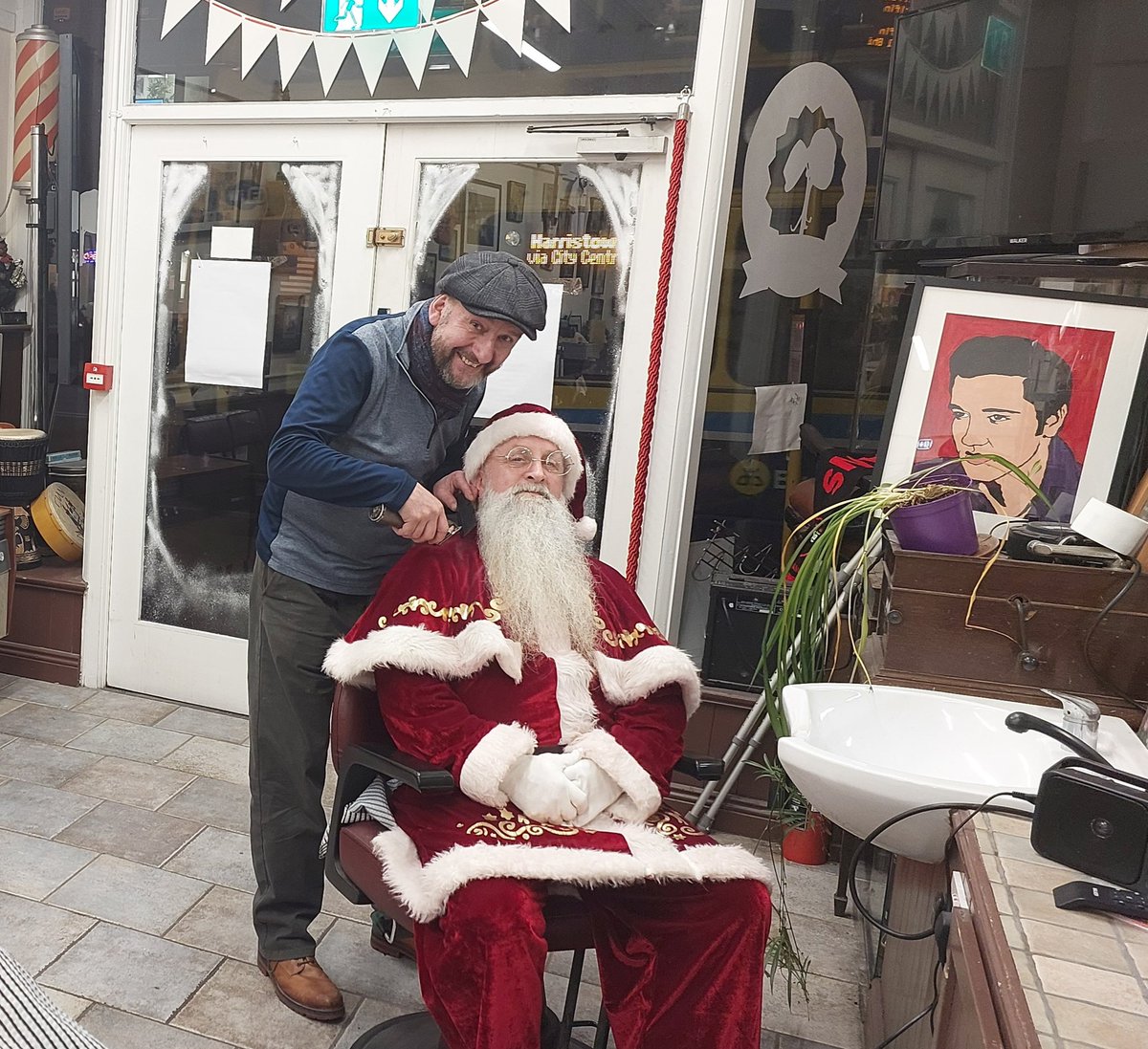 So Big Red came in to get the annual beard trim earlier . Now i know whos on the naughty or nice list . You better be good .....#SANTA #Christmas #rudolf #sleighride #Xmas #santabeardtrim #bigred