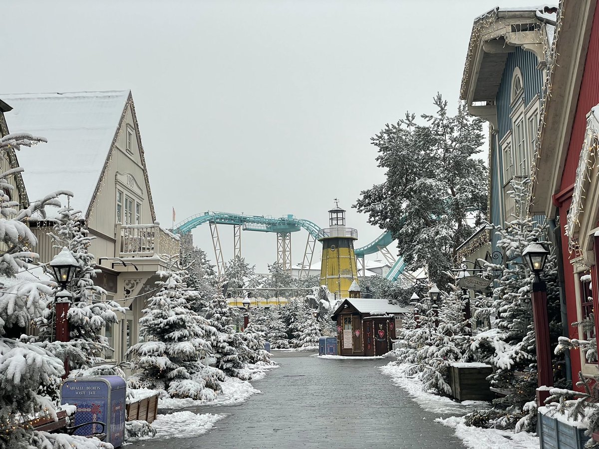 Micrajojo's tweet photo. It have been snowing in #Europapark yesterday. So today I went to the park to make some pictures of the atmosphere: https://t.co/VEC1cjJ6GN