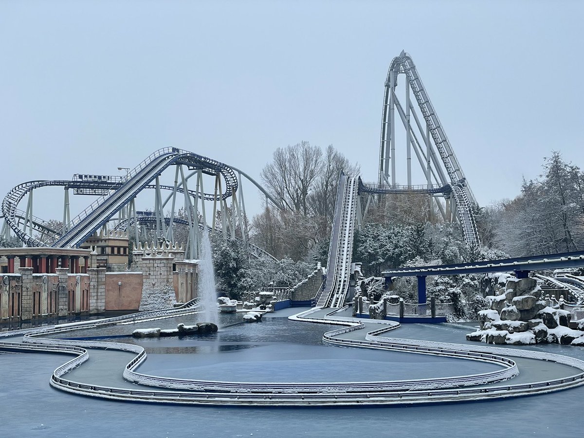 Micrajojo's tweet photo. It have been snowing in #Europapark yesterday. So today I went to the park to make some pictures of the atmosphere: https://t.co/VEC1cjJ6GN