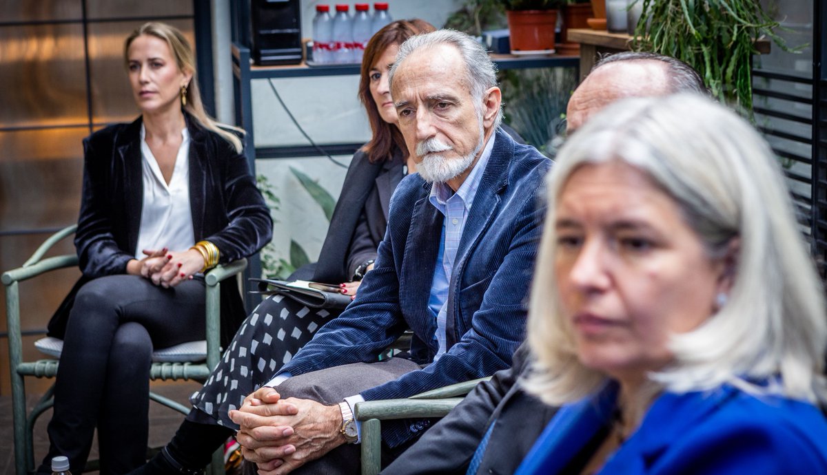 QUIMACOVA's tweet photo. 👥 Ayer se reunió nuestra #JuntaDirectiva antes de la celebración del evento de Navidad. En esta ocasión repasamos las acciones llevadas a cabo en 2022 y analizamos lo que vendrá en 2023.
Más información ➡️ https://t.co/vCzwrYASt2
#LaQuímicaNosUne #NetworkingQUIMACOVA https://t.co/ksDPtnudas