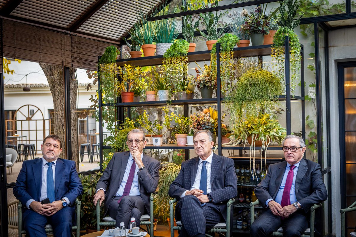 QUIMACOVA's tweet photo. 👥 Ayer se reunió nuestra #JuntaDirectiva antes de la celebración del evento de Navidad. En esta ocasión repasamos las acciones llevadas a cabo en 2022 y analizamos lo que vendrá en 2023.
Más información ➡️ https://t.co/vCzwrYASt2
#LaQuímicaNosUne #NetworkingQUIMACOVA https://t.co/ksDPtnudas