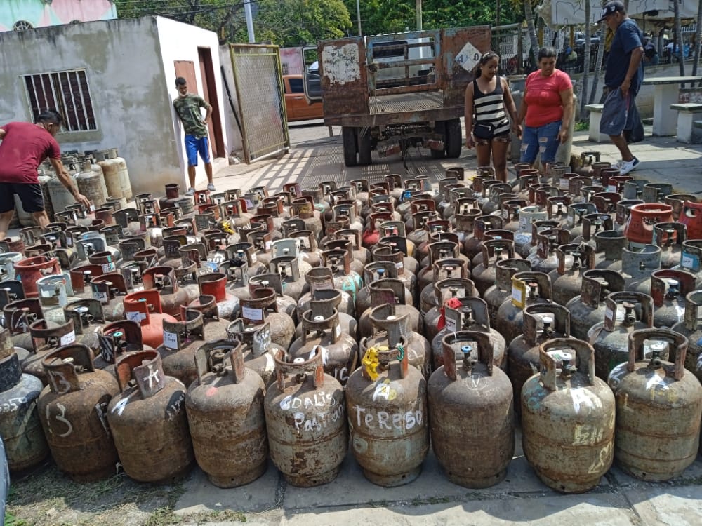 donde_quiera's tweet photo. #SEPAQUE
En unión perfecta de PDVSA @gas_comunal y Gas Anzoátegui son beneficiadas + de 200 familias del sector Las Charas del Mpio. Sotillo del Edo. Anzoátegui con una nueva jornada de distribución de cilindros de GLP efectuada de la mano del Poder Popular y la EPSDC Simagas. https://t.co/vDJhTsTv8Q