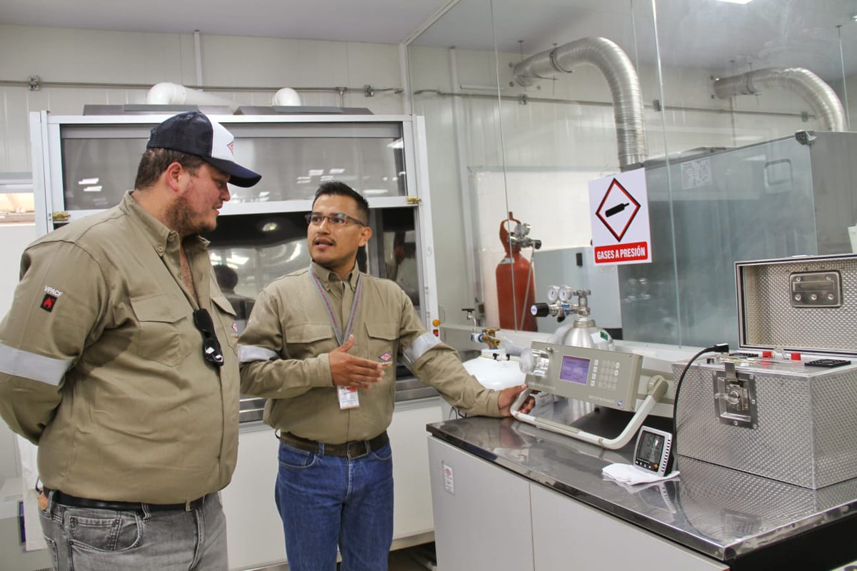 YPFB_corp's tweet photo. #NotaDePrensa | #YPFB inaugura modernos laboratorios que permitirán fiscalizar calidad de hidrocarburos y calibrar equipos.
Leer más https://t.co/3lN39UivRe
#VillaMontes
#EstamosSaliendoAdelante https://t.co/5hAUWNT3eG