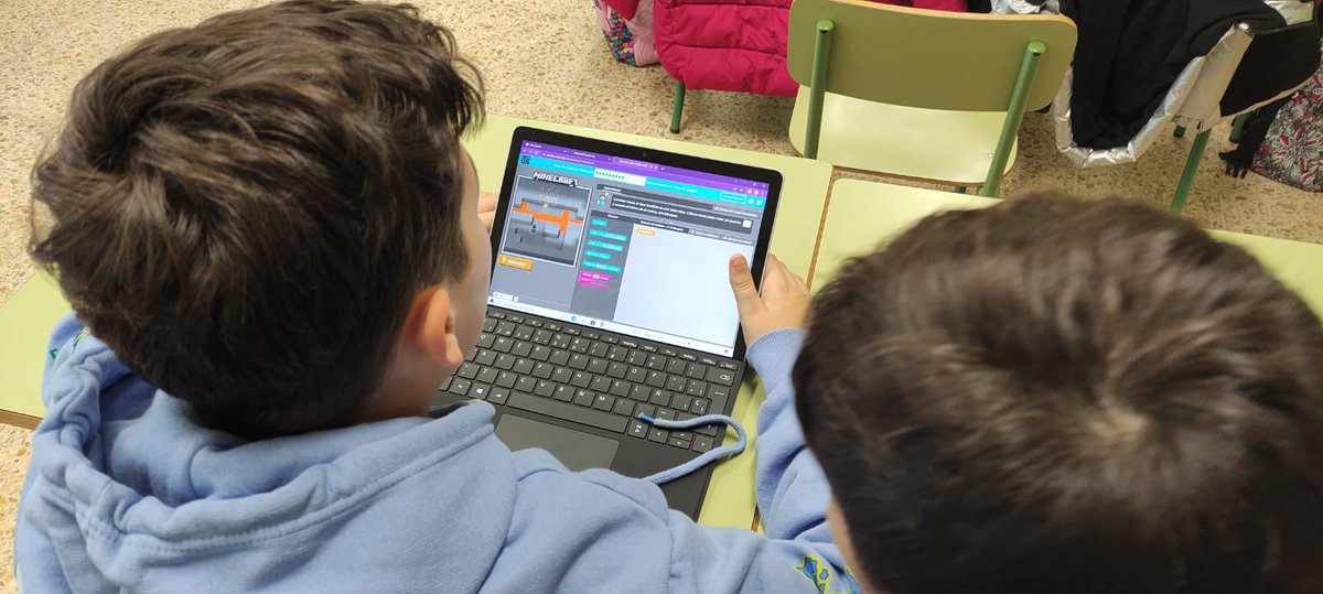 sancucao2's tweet photo. Hoy hemos celebrado La Hora del Código.Esta iniciativa mundial propone una hora al día de actividades para trabajar el pensamiento computacional. Ha acompañado, Oscar Castro, al alumnado de 4° y 6° programando con Minecraft. #sancucao #lahoradelcodigo https://t.co/vtbIweEdXa