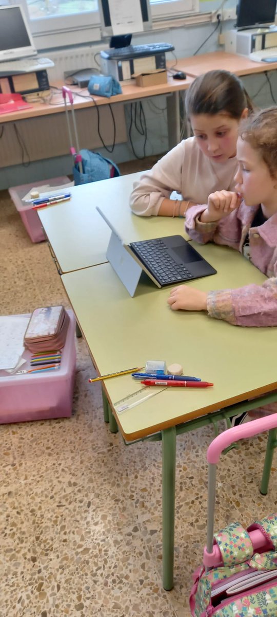 sancucao2's tweet photo. Hoy hemos celebrado La Hora del Código.Esta iniciativa mundial propone una hora al día de actividades para trabajar el pensamiento computacional. Ha acompañado, Oscar Castro, al alumnado de 4° y 6° programando con Minecraft. #sancucao #lahoradelcodigo https://t.co/vtbIweEdXa