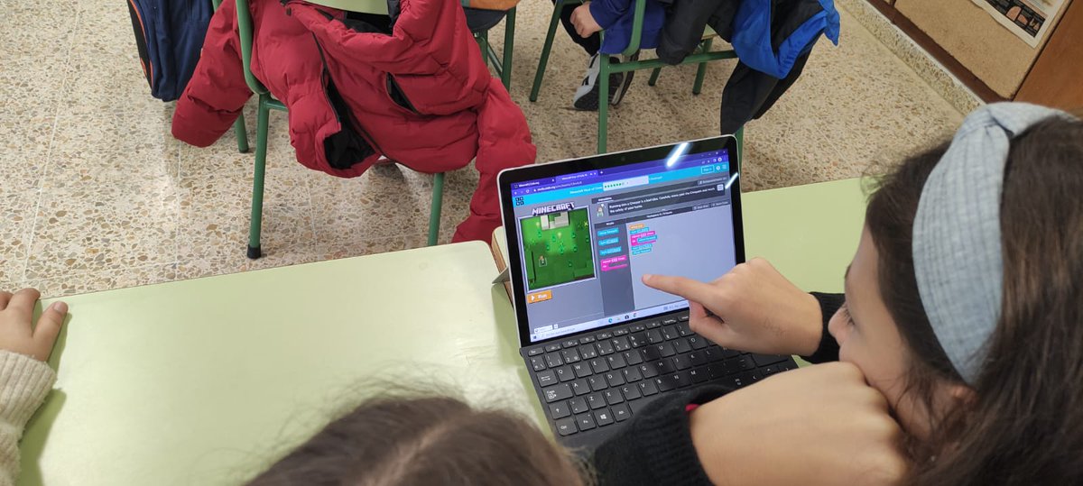 sancucao2's tweet photo. Hoy hemos celebrado La Hora del Código.Esta iniciativa mundial propone una hora al día de actividades para trabajar el pensamiento computacional. Ha acompañado, Oscar Castro, al alumnado de 4° y 6° programando con Minecraft. #sancucao #lahoradelcodigo https://t.co/vtbIweEdXa