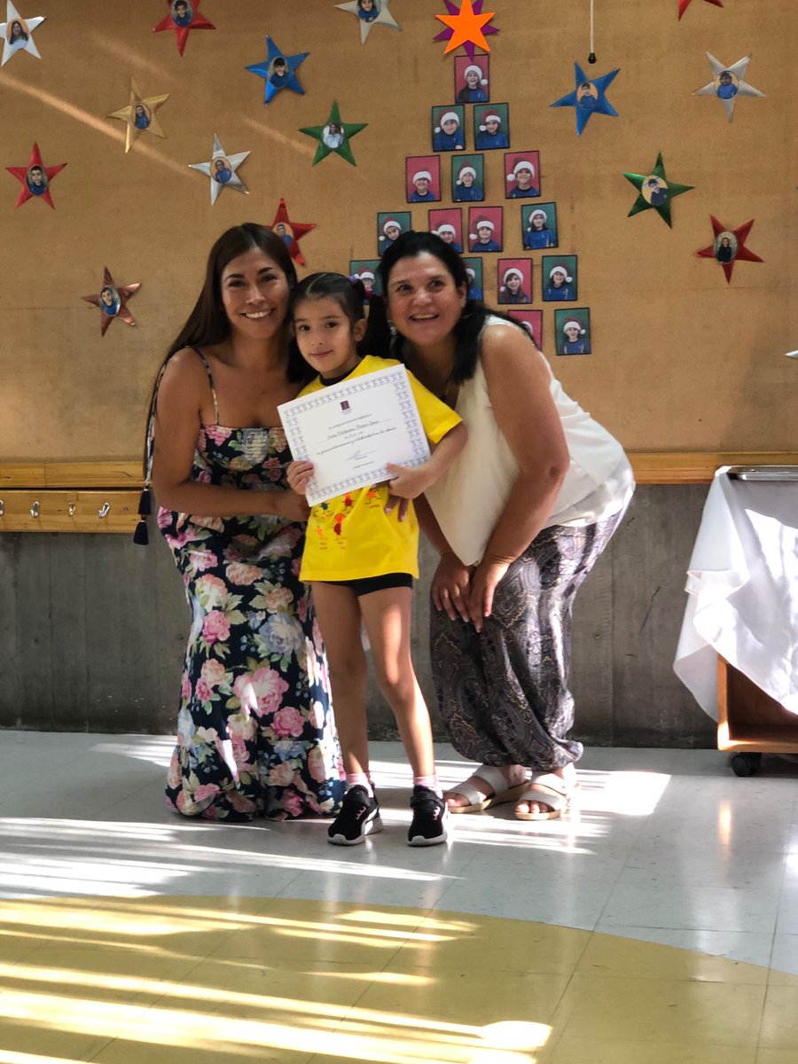 jferrer56's tweet photo. Un momento que me robaron: 
 Estar con mi nieta (uno de mis grandes amores) en el acto de fin de curso de preescolar en Chile. 
Ya comenzará primaria el próximo año.
Mis bendiciones Sara Valentina, te quiero tanto que hasta me duele!
💗💗💗 https://t.co/I58E7Zfdoe
