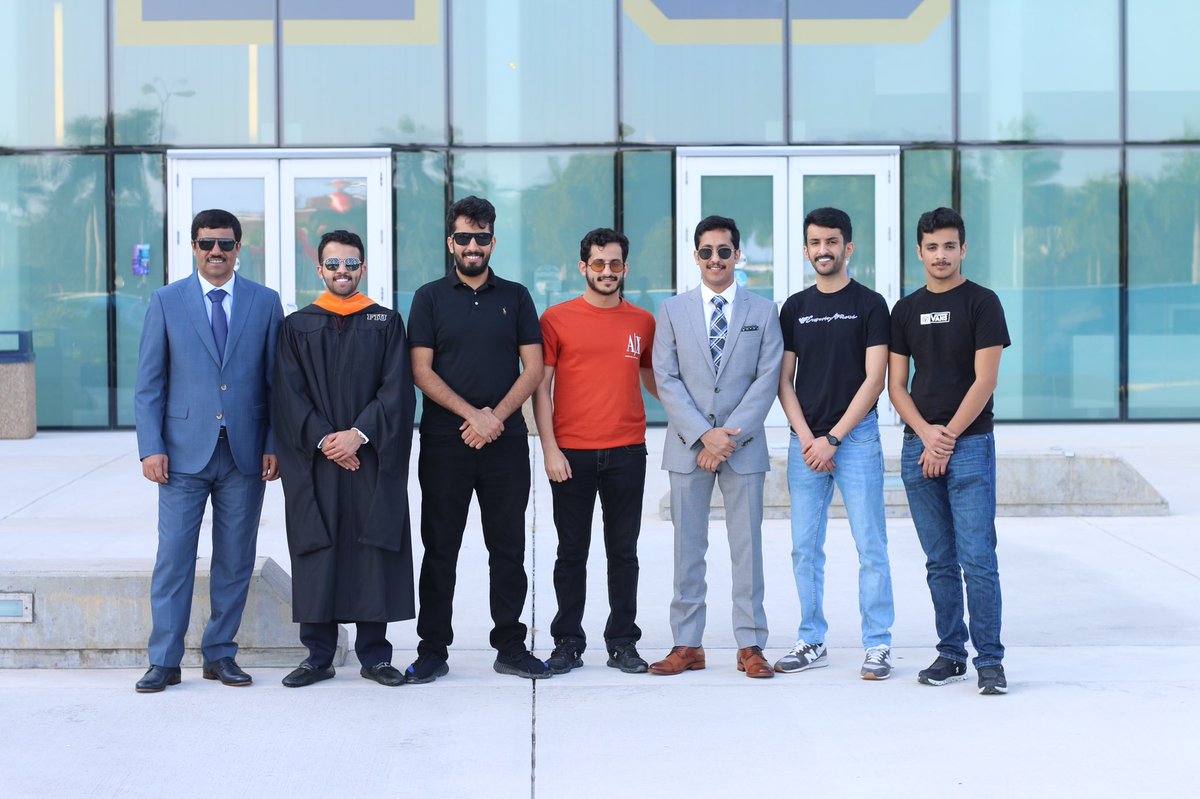 H79ix's tweet photo. الحمدلله 🎓
ماجستير في الهندسه الكهربائية 
Master’s in Electrical Engineer https://t.co/pHnM1pukl7