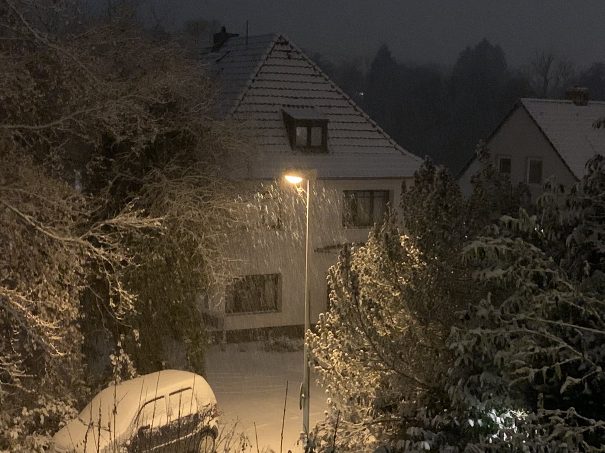 RaelSadira's tweet photo. SNOW!! 🥰🫶🏻❄️ like 3cm within the last 30 minutes. Driving home was so much fun! 😃 https://t.co/VJkGVKo2lJ