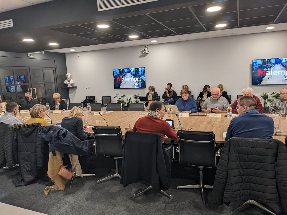 Ce soir le conseil municipal de #Malemort est organisé pour la première fois dans la toute nouvelle salle de réunion de la mairie. 45.000 euros de travaux. "Il était temps qu'une commune comme la nôtre se dote d'un tel outil", estime le maire <a href="/laurentdarthou/">Laurent DARTHOU</a>