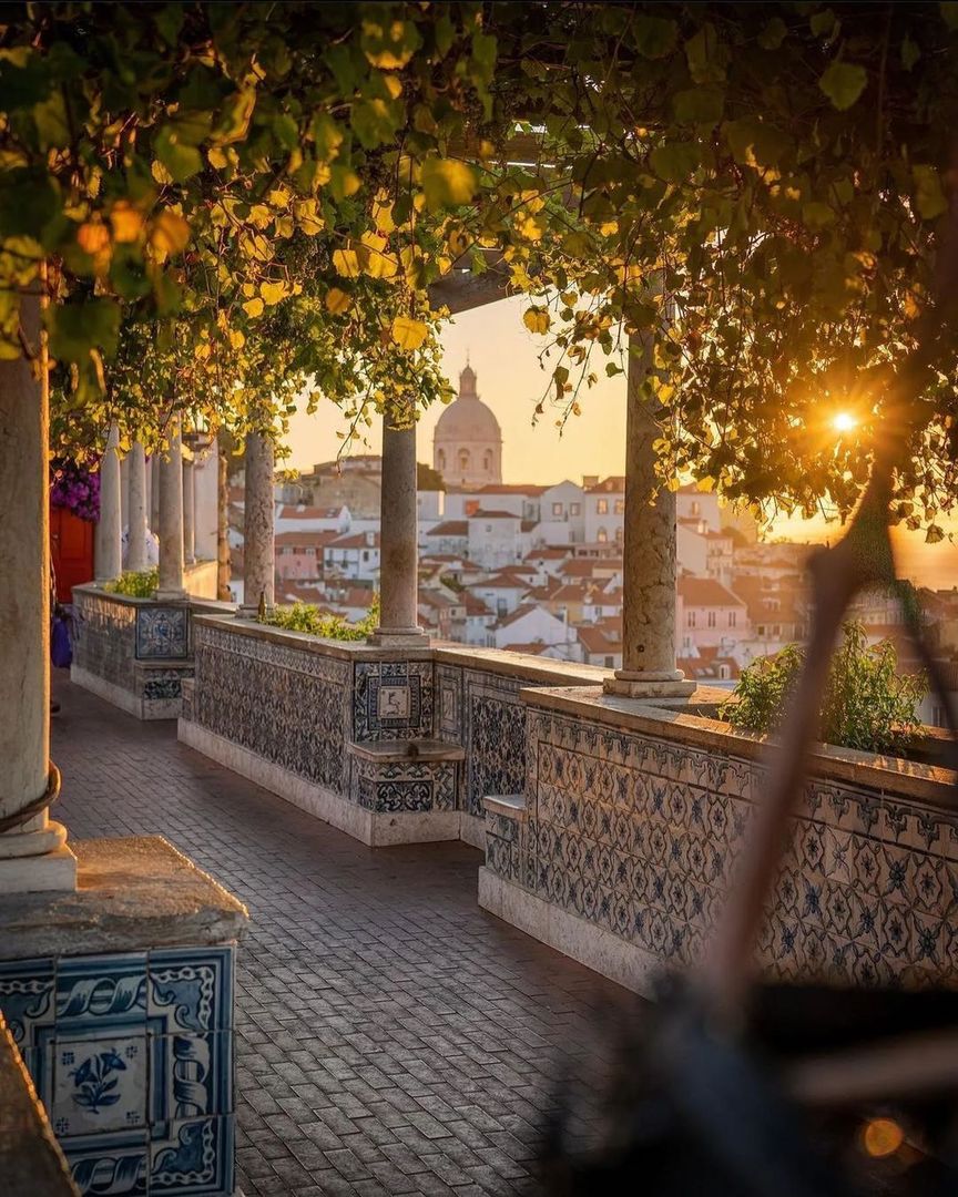 The most romantic viewpoints are in Lisbon. ❤️

#VisitLisboa 
visitlisboa.com 
📍 Miradouro de Santa Luzia
📷  <a href="/josefmagalhaes/">Josef Magalhaes</a>