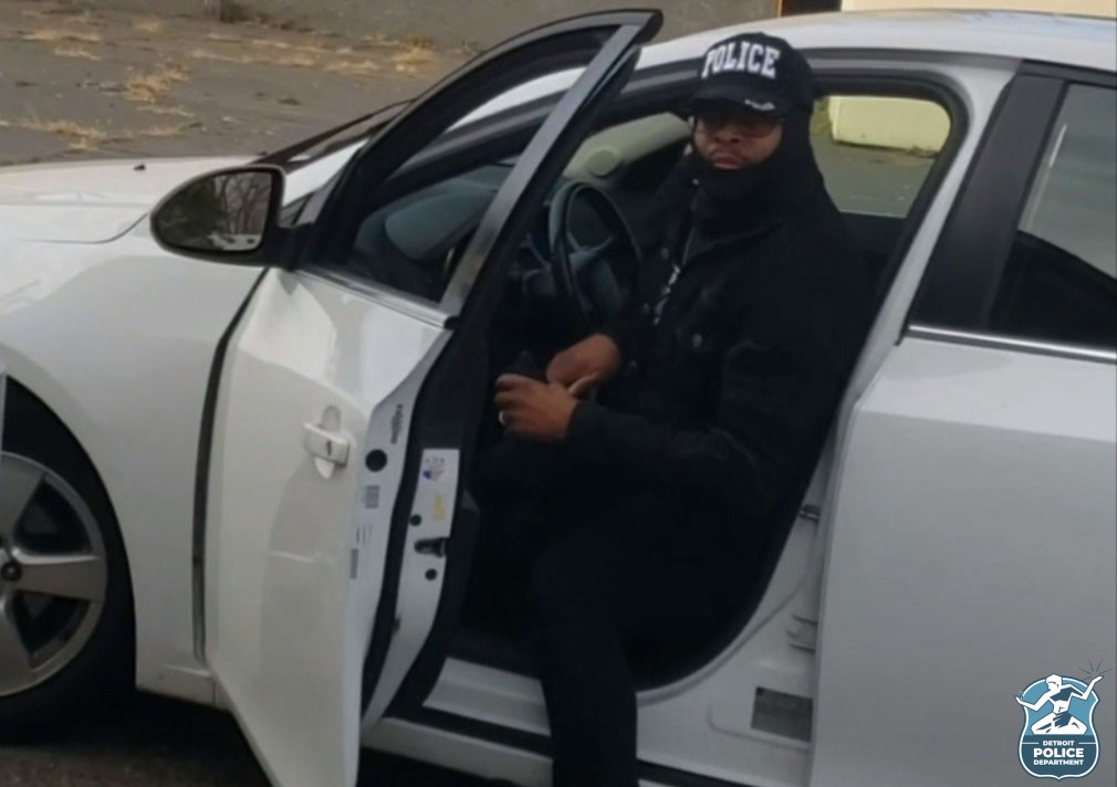 detroitpolice's tweet photo. 🚨Can you help?🚨
Non-Fatal Shooting
Where: 19300 Conant
When: 12/14
We're looking to identify this suspect wanted for impersonating a police officer and shooting a man who was in his 50s. Anyone with information is asked to call the @DPD11Pct at 313-596-1140 or 1-800-Speak-Up. https://t.co/6z9pfmjuSU