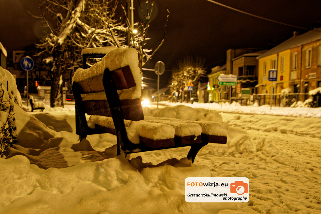 SGJPhotography's tweet photo. Gdy zmęczysz się przez śnieżne zaspy podróżą, znajdź ławeczkę, usiądź i odpocznij.

#snieg #śnieg #winter #zima #snow #winterphotography https://t.co/wN9XL7W48x https://t.co/f054PgKUOR