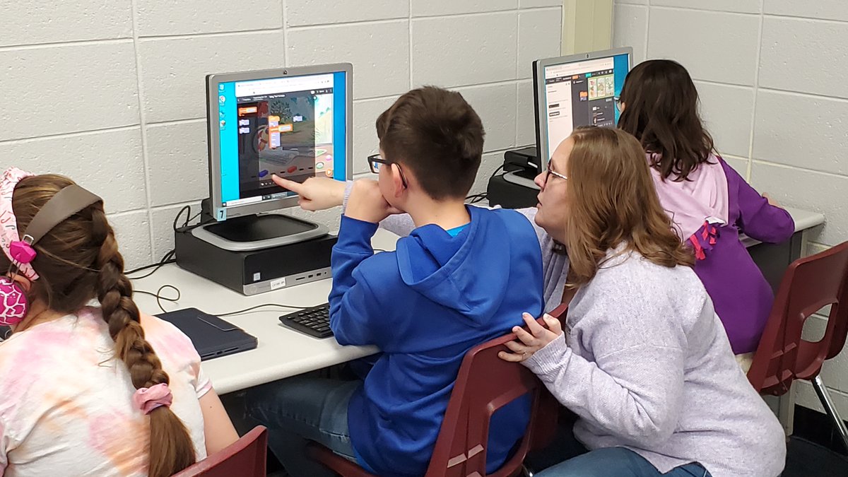 HSSD's tweet image. Last week, Amy Bires, Computer Science and Digital Learning Consultant with Wisconsin DPI, visited Lineville to see the great things going on in Mrs. Wagner-Myers' technology class. #InnovativeProgramming