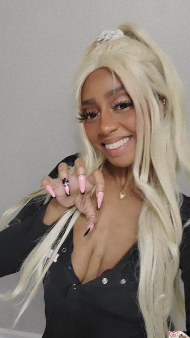 I handpainted the @Playboy logo on my nails 🐰💕 https://t.co/2zDOUe0xMq<a class="tags" href="/tag/playboy">@playboy</a><a href="/tag/mvsales"class="tags"><span>#mvsales</span></a>