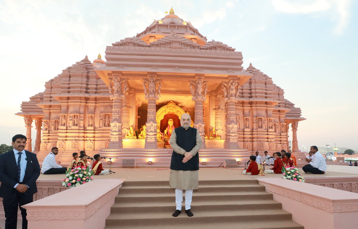 AmitShah's tweet photo. પ્રમુખસ્વામી નગર ખાતે પ્રમુખસ્વામી મહારાજની જન્મશતાબ્દી મહોત્સવમાં આવવાનું સૌભાગ્ય મળ્યું.

વાત્સલ્યની મૂર્તિ પ્રમુખ સ્વામીજીએ ભારતીય સંસ્કૃતિને વિશ્વભરમાં ફેલાવી અને માનવ સેવાનો સંદેશ સૌને આપ્યો. જનકલ્યાણ પ્રત્યે એમનું સમર્પણ અને ઉપદેશો હંમેશા પ્રેરણારૂપ રહેશે. https://t.co/wMmfDUTHmY