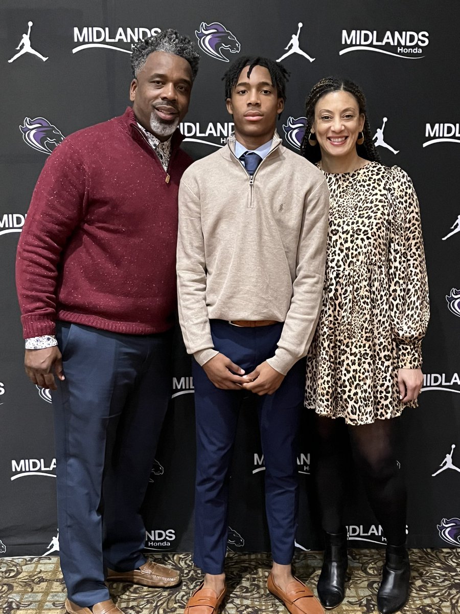 Blessed to be chosen as Team MVP. Thanks to all my coaches for pushing  me‼️Can’t wait for next 🏈 season…ring chasing. 😤💪🏾<a href="/CoachHowardII/">Derek Howard, II</a> <a href="/CoachSCantey/">Coach S. Cantey</a> <a href="/RV_FB_Prospects/">𝙍𝙞𝙙𝙜𝙚 𝙑𝙞𝙚𝙬 𝙁𝘽 𝙋𝙧𝙤𝙨𝙥𝙚𝙘𝙩𝙨</a>