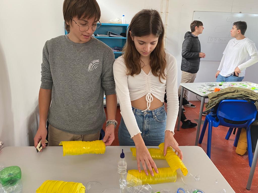 “ESTE ANO, A ÁRVORE DE NATAL É AMARELA!” | Projeto Eco-Escolas 🎄💛
O grupo Eco-Escolas da EPO este ano realizou uma árvore de Natal muito especial! Os alunos estiveram nos últimos dias bastante atarefados para realizá-la, onde utilizaram como decoração objetos reciclados.