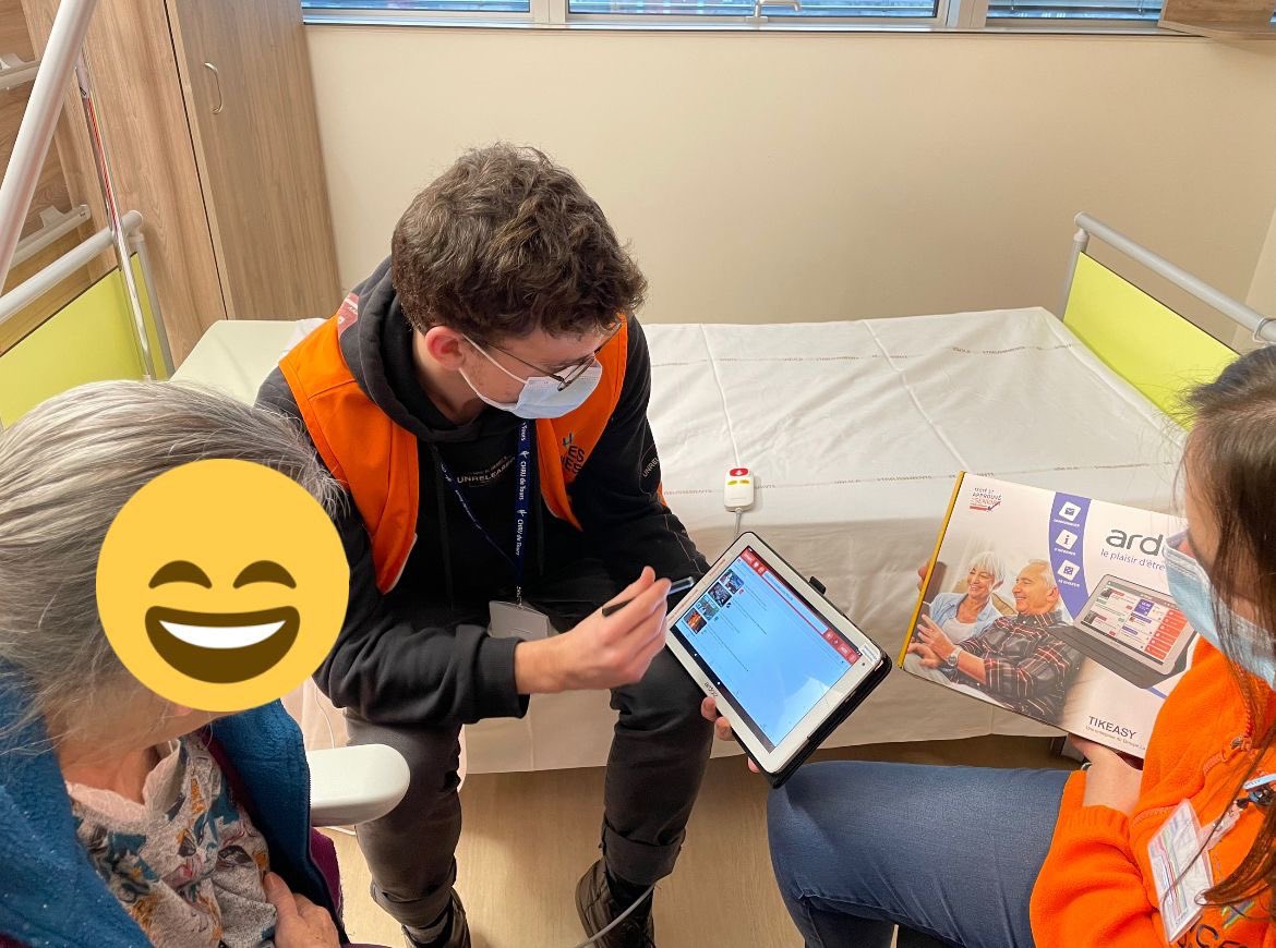 Mise en pratique de l’utilisation des tablettes #Ardoiz <a href="/GroupeLaPoste/">La Poste Groupe</a> 🖥️

Avec l’aide des <a href="/SCS_Seniors/">Service Civique Solidarité Seniors</a>, nos ainés peuvent se divertir tout en travaillant leur mémoire et leur imagination 🧠 

Merci <a href="/CD37_touraine/">Touraine, le Département</a> 😁

<a href="/BertrandFougere/">Bertrand Fougère</a> <a href="/StephanieBonte/">BONTE Stéphanie</a> <a href="/WassGANA/">Wassim Gana</a> <a href="/CHRU_Tours/">CHRU de Tours</a>