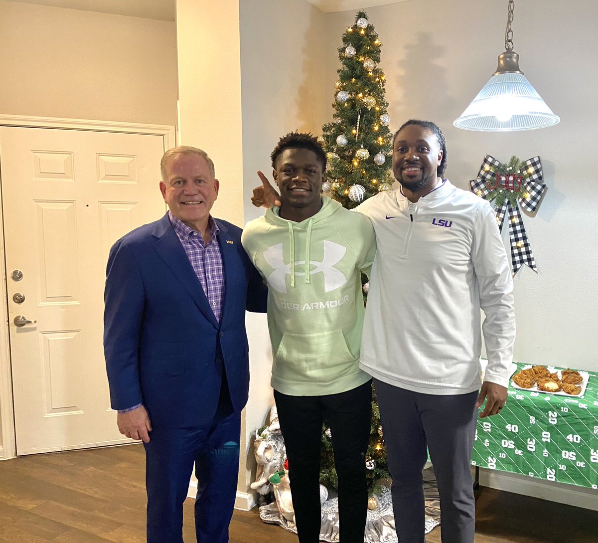 znagy20's tweet photo. BREAKING: LSU has secured a commitment from prized 2023 CB Javien Toviano.
Toviano fills a position of need for Brian Kelly's program, elevating this class to new heights as Early Signing Day approaches.
Read: https://t.co/P8XCDTGFJ7 https://t.co/SER4AQaQGI