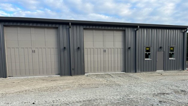 TitanSteelS's tweet photo. We love progress photos! Check out this 𝟒𝟎𝐱𝟔𝟒 𝐌𝐞𝐭𝐚𝐥 𝐁𝐮𝐢𝐥𝐝𝐢𝐧𝐠 𝐢𝐧 𝐍𝐨𝐫𝐭𝐡 𝐂𝐚𝐫𝐨𝐥𝐢𝐧𝐚! Interested in a Metal Building? 𝐆𝐢𝐯𝐞 𝐮𝐬 𝐚 𝐜𝐚𝐥𝐥 𝐚𝐭 𝟏-𝟖𝟖𝟖-𝟖𝟎𝟕-𝟔𝟎𝟎𝟔. 

#metalbuilding #steelbuilding #northcarolina https://t.co/duXQ8NdSeJ