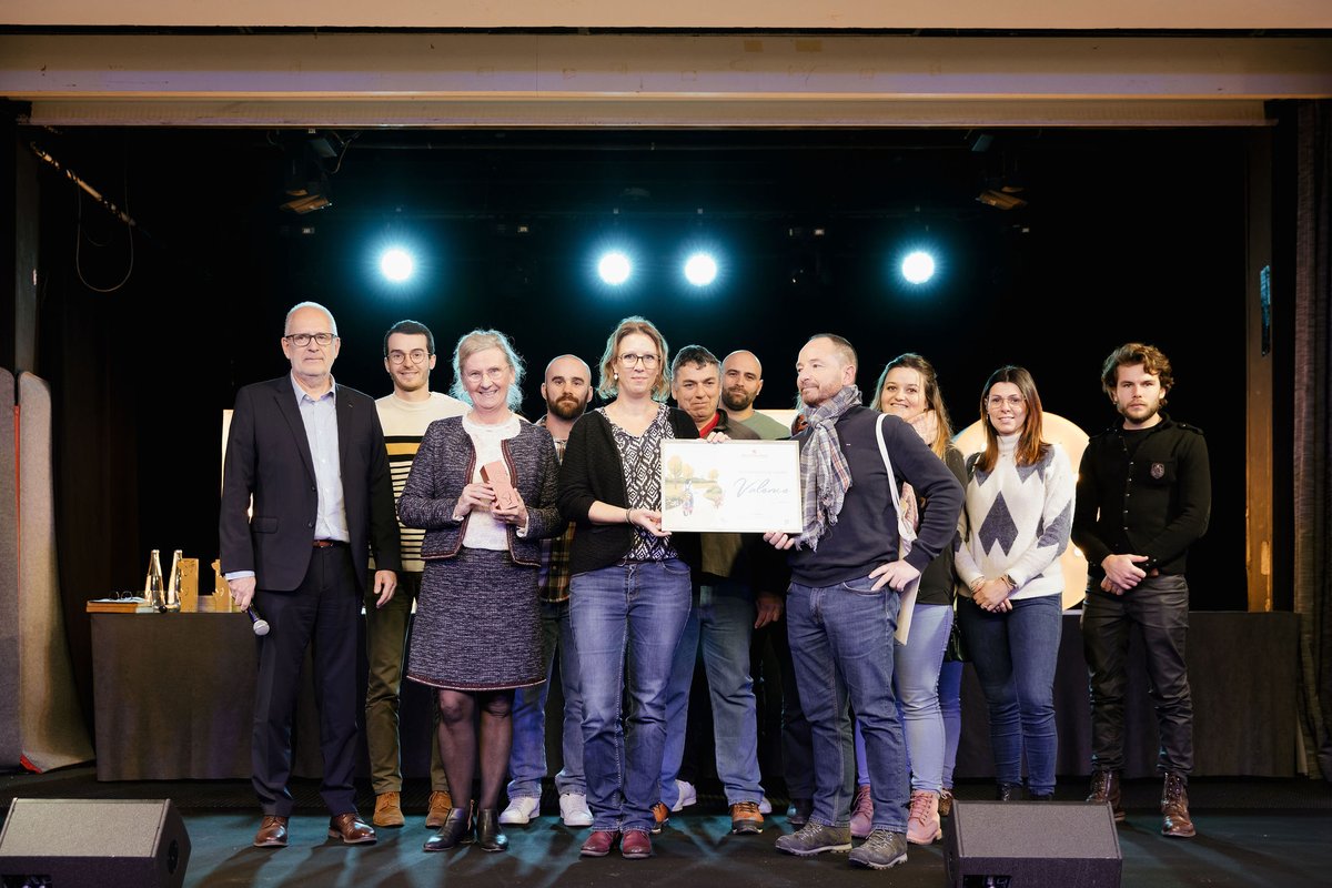 VVFleuris's tweet photo. Au programme de ce #Palmarès2022 : 7 #FleursdOr, 6 nouvelles communes #4Fleurs et 19 #PrixNationaux récompensant des actions effectuées dans un domaine en particulier. @villedebeauvais et @VilledeValence se sont distinguées en obtenant le #PrixNationalDelArbre. https://t.co/ypnM9PwPOh
