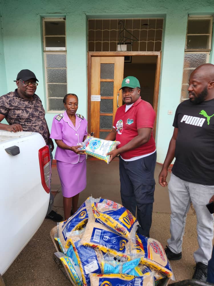 TendayiZinyama's tweet photo. Thank you @ZANUPF_Official Bulawayo Province for reaching out to Ingutsheni psychiatric central hospital.  Sibusisiwe isandla esiphayo . https://t.co/k7fVpdwuOn