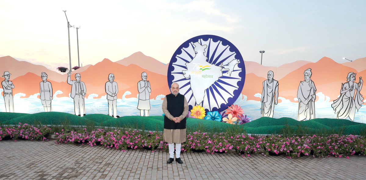 AmitShah's tweet photo. प्रमुख स्वामी नगर में प्रमुख स्वामी महाराज के जन्मशताब्दी महोत्सव में आने का सौभाग्य प्राप्त हुआ।

वात्सल्य की प्रतिमूर्ति प्रमुख स्वामी जी ने भारतीय संस्कृति को विश्वभर में प्रचारित कर सभी को मानव सेवा का संदेश दिया। जनकल्याण के प्रति उनका समर्पण व शिक्षाएं सदैव प्रेरणीय रहेंगी। https://t.co/IaxPBkchs2
