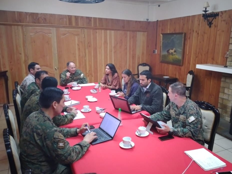 JdnAraucania's tweet photo. El JDN de la "Araucanía" se reunió con el comité organizador del Ironman 70.3, para coordinar acciones que permitan dar seguridad a la preparación y ejecución del evento deportivo a realizarse este 08 enero 2023. #BrindandoSeguridad #municipiopucon #ejercito_chile #LaAraucanía https://t.co/Dwig9NR0m3