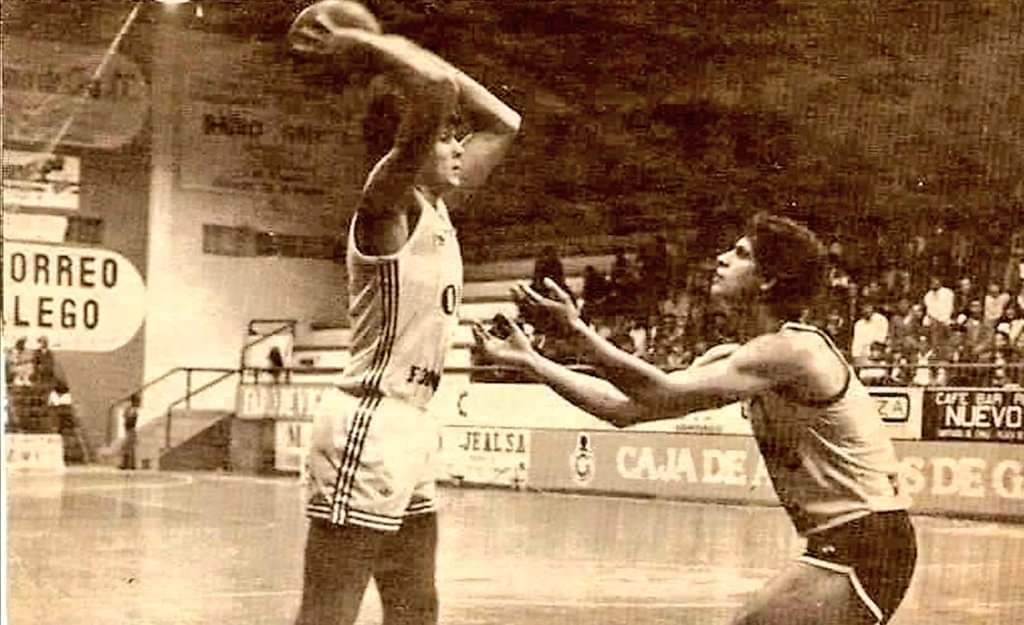 AgrasFernando's tweet photo. Número 7 contra número 7 #JaviLomas &amp; #ManoloAller viejo pabellón #SAR Primer enfrentamiento de la #historiabaloncestogalego en la máxima categoría #OBRADOIRO FEIRACO 🆚 #OAR FONDOMAR 1982/83 https://t.co/ne2er8sA9d
