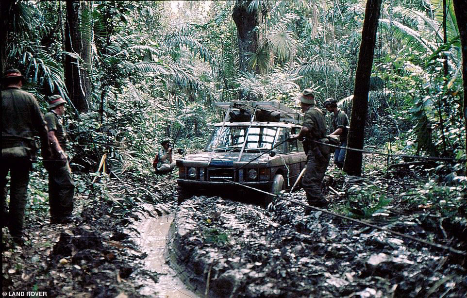LandRoverFanClb's tweet photo. Nel 1972 una spedizione dell'esercito britannico, a bordo di 2 #RangeRover  partì dall'Alaska per raggiungere il punto più a sud dell'Argentina, attraversando il Darién Gap, una fitta foresta e paludi che impedivano l'accesso via strada tra il centro e il sud America. https://t.co/aMpKB4iIVL