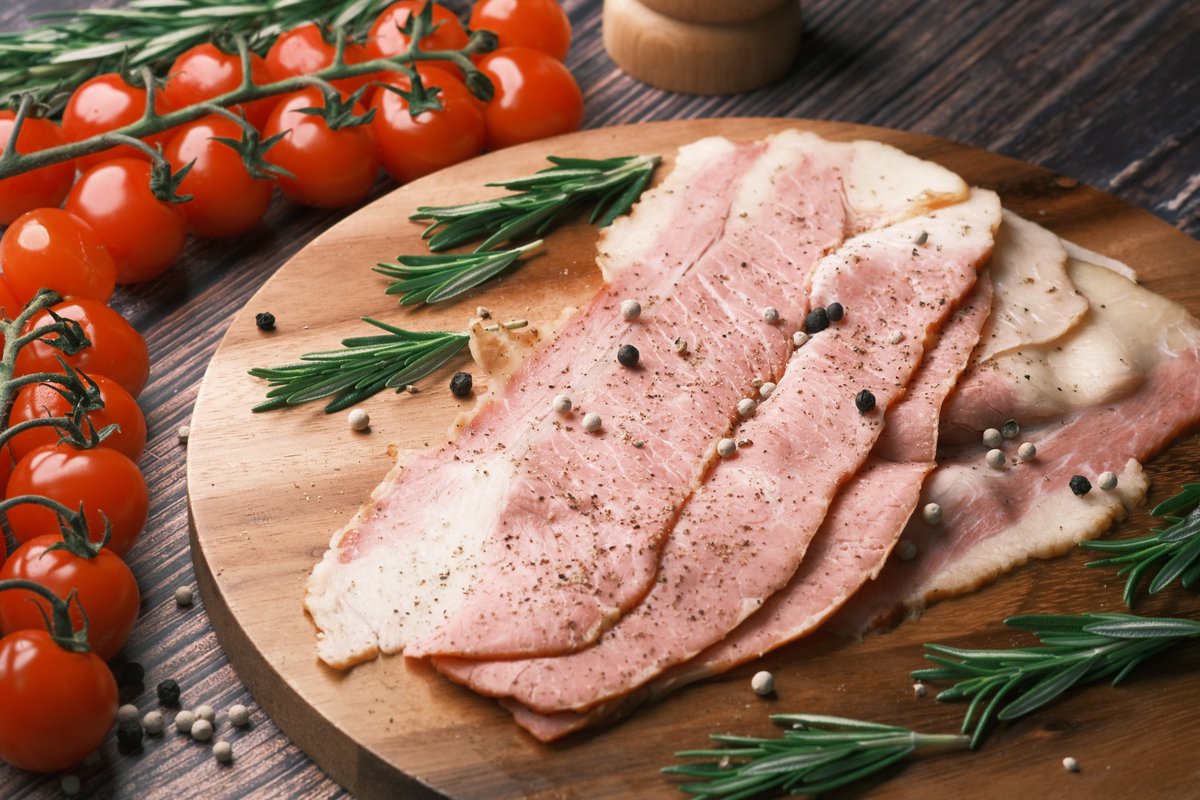 VaAgriculture's tweet photo. Ever wonder about the history of Virginia ham? From colonial times to current-day Smithfield (aka Ham-town), our friends at @NPR share the #VirginiaHam story. https://t.co/ftrMosx0z5.
#VirginiaGrown #Ham https://t.co/qnUEkoEqEh
