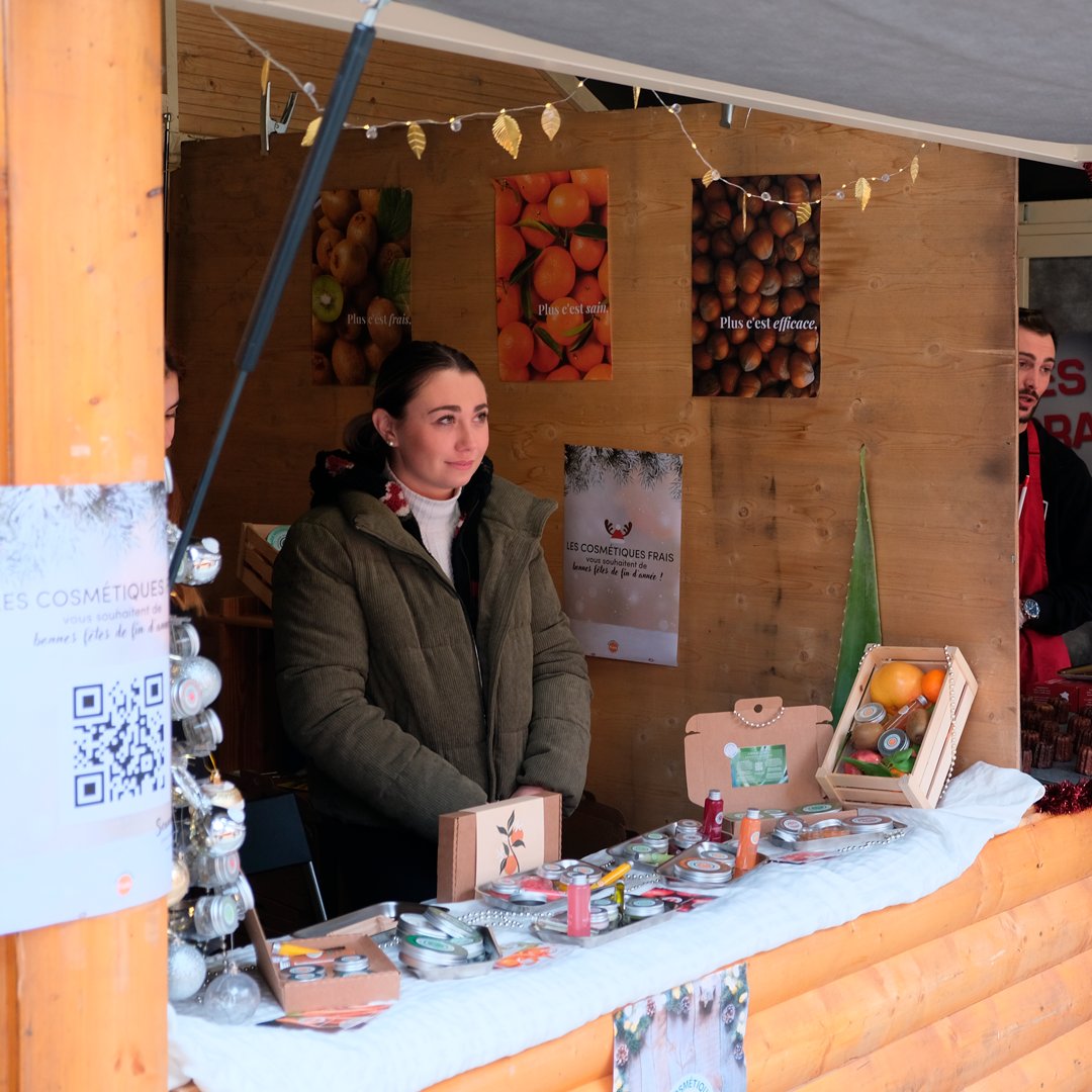 🎁 Les chalets 52 et 53 sont éphémères : Ils sont réservés aux créateurs et artisants qui peuvent les réserver pour une ou deux semaines maximum ! Jetez un oeil au planning de présence pour savoir qui sera présent lors de votre visite 👀

#marchedenoelclermont #noelaclermont