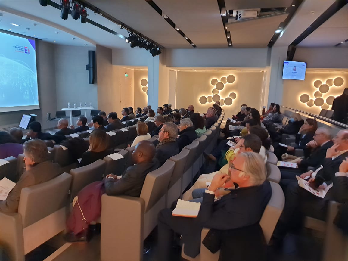 cciaf_actu's tweet photo. 🔍Intervention de M.@MichelBisac, Prés. de la @cciaf_actu &amp; M. @KhodjaHalim, DGA de la #CCIAF à la conférence 𝟲 𝗽𝗮𝘆𝘀 d'afrique du nord organisée par #MEDEF #Paris Ile de France
🤝L'occasion de promouvoir les #opportunités d'#investissements et de #partenariats en #Algérie 🇩🇿 https://t.co/AjRSiRBuZH
