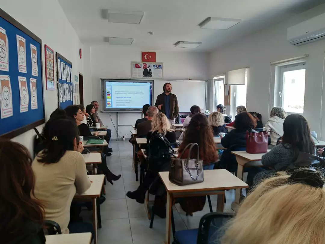 MSKÜ'den Prof.Dr.Bilal DUMAN tarafından Okul Temelli Mesleki Gelişim kapsamında  Bodrum RAM,Geriş Pasanda Anaokulu ve okulumuz öğretmenlerine Eleştirel Düşünme Becerileri Beyin Temelli Öğrenme Semineri verildi <a href="/Edizetin5/">Ediz Çetin</a> <a href="/NadideBircan/">Nadide Bircan</a> <a href="/MesutTOPALOLU/">Mesut TOPALOĞLU</a> <a href="/AldalBulent/">Bülent Aldal</a> <a href="/bodrumMEM/">Bodrum İlçe MEM</a>