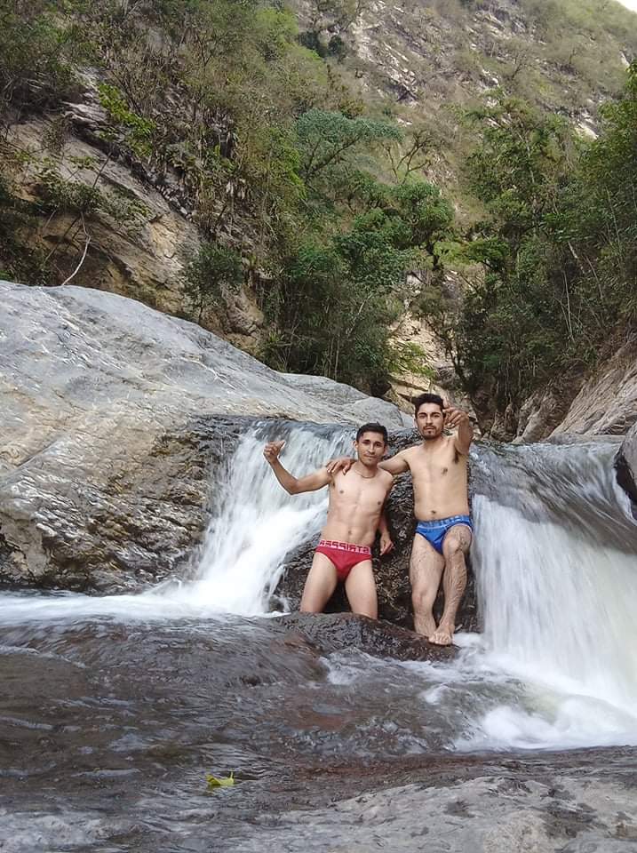 HDescubiertos's tweet photo. Que bellos hermanos el de rojo tiene una gran sorpresa https://t.co/169WM3wFlB