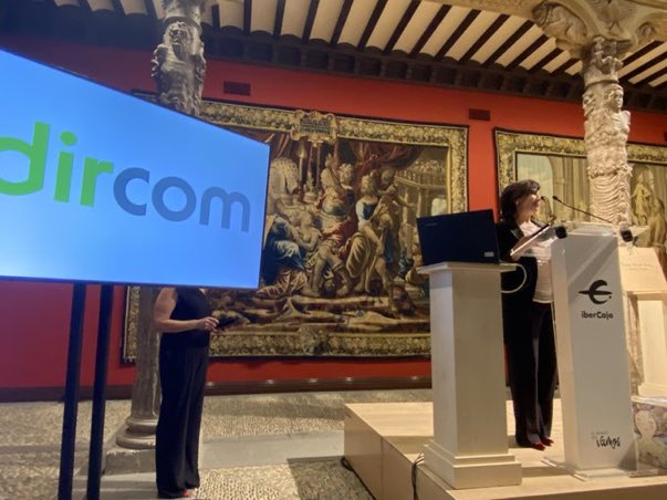 Nuestra presidenta <a href="/MercedesGraciaA/">Mercedes Gracia</a> abre el #PremioRicardoPereda poniendo el foco en que más allá de las tendencias en #comunicación basadas en las #TIC hay una vuelta a la comunicación entre personas, el humanismo, la ética, la sencillez y la transparencia.