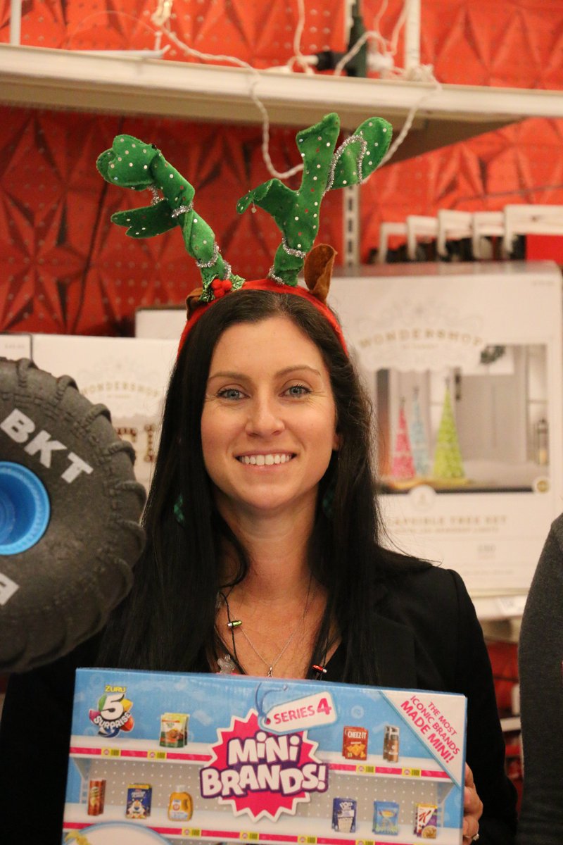myclearwaterPD's tweet image. Thanks to these police officers and other police department employees for doing some holiday shopping for kids today at the @Target at #ClearwaterMall. And thank you to Target for being a community champion partner alongside our agency!