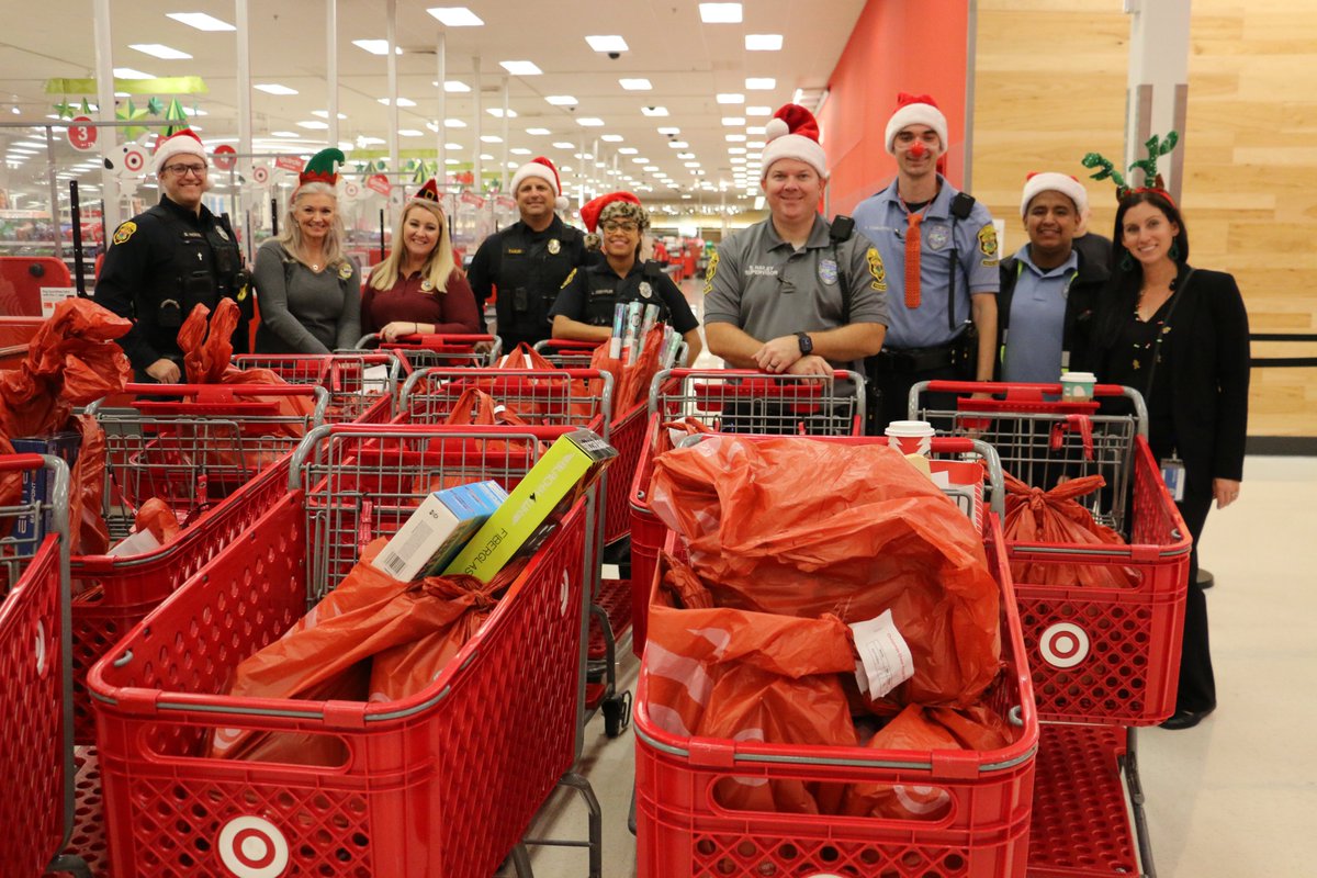 myclearwaterPD's tweet image. Thanks to these police officers and other police department employees for doing some holiday shopping for kids today at the @Target at #ClearwaterMall. And thank you to Target for being a community champion partner alongside our agency!
